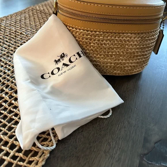 Coach vanity bag tan with beautiful weave going from front to back - Picture 1 of 1